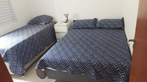 Quarto privativo em residência familiar com ar-condicionado e cama de casal